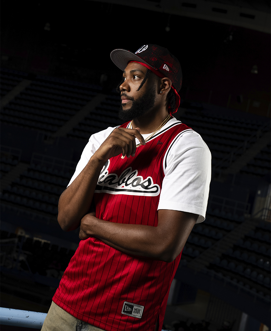 Modelo con playera oficial Diablos Rojos